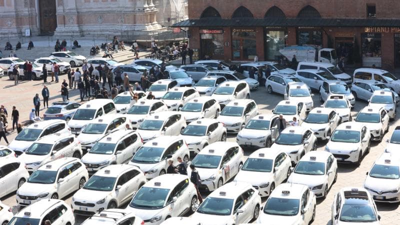 Bologna 21/03/2023  .Sciopero dei taxi taxisti in piazza per protestare contro il comune.Foto Gianluca Perticoni / Eikon.