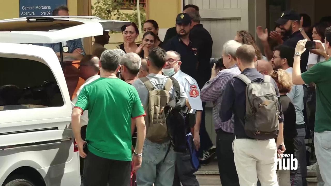 Palermo, il feretro di Totò Schillaci esce dall'ospedale tra gli applausi