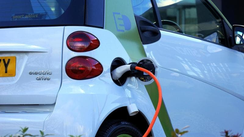 Le vendite delle auto elettriche stanno rallentando e il prezzo elevato non è l’unica motivazione