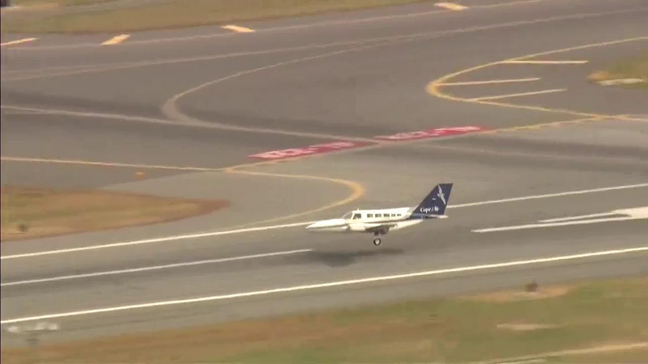 Boston, l'aereo ha un problema al carrello: il Cessna riesce ad atterrare in pista su una ruota sola