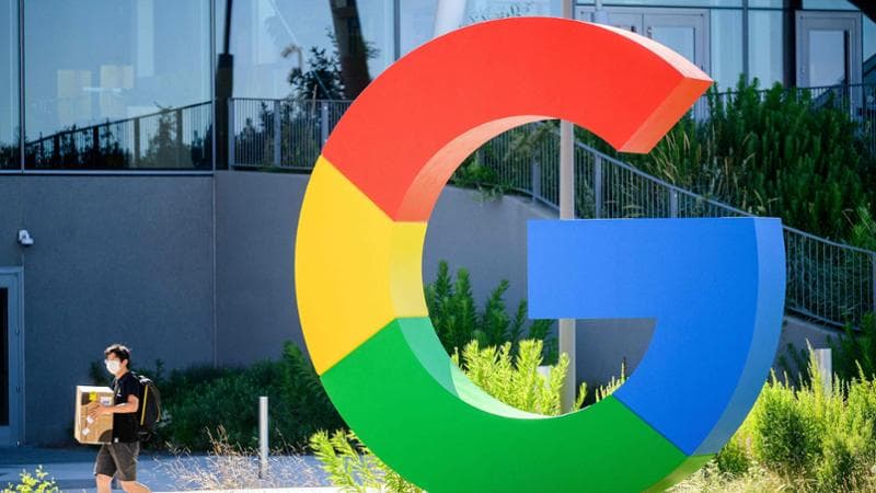 Una grande G nel campo di Google a Mountain View, in California
