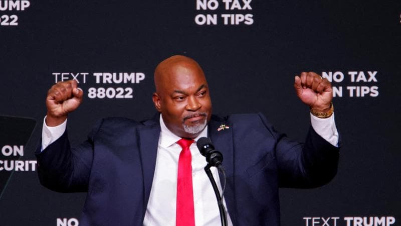 Siti hard e frasi razziste, il candidato “black nazi” ora fa tremare Trump