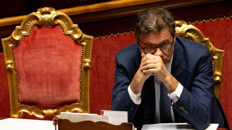 Manovra, la maggioranza in pressing sugli extraprofitti. E Giorgetti frena gli appetiti: “Prima risaniamo il buco nei conti”