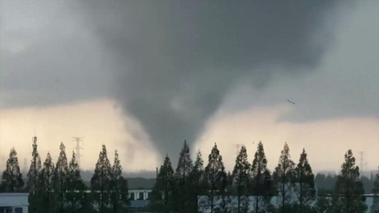 La tempesta tropicale si abbatte su Shanghai: il momento in cui il tornado tocca terra
