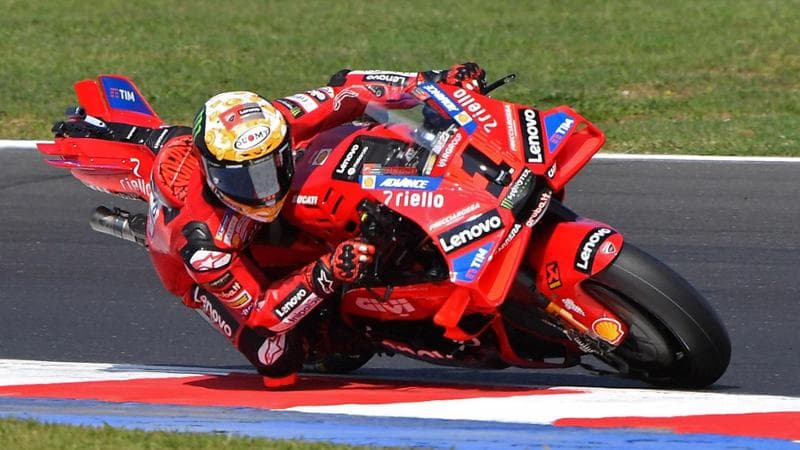MotoGp, Bagnaia in pole nel Gp dell’Emilia Romagna. Anche Martin in prima fila