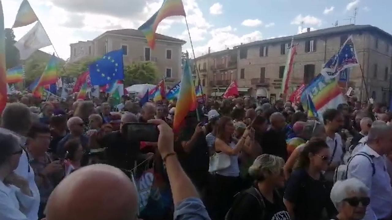 Assisi, partita la Marcia della Pace: in 3000 "contro la guerra e il riarmo"