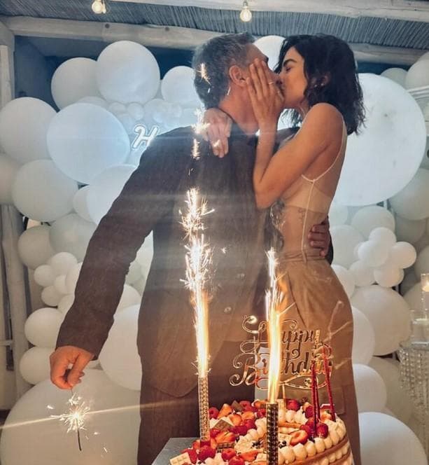 Bova festeggia il compleanno della compagna Rocio Munoz Morales