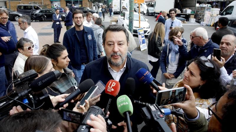 Il vicepremier Matteo Salvini in visita ad un banchetto per la raccolta firme per la difesa dei confini in via Osoppo a Milano, 20 settembre 2024. ANSA/MOURAD BALTI TOUATI
