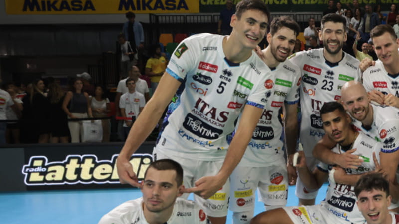 Michieletto e Lavia (al centro) dopo la vittoria di Trento su Monza  (foto legavolley)