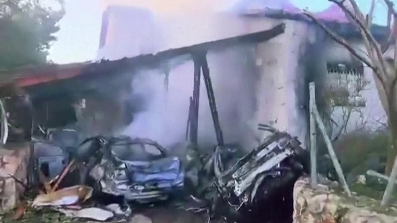 Israele, insediamenti nel nord colpiti dai missili di Hezbollah: le immagini dei soccorsi