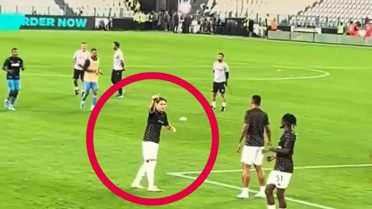 "Fagioli dacci le quote", la curva del Napoli irride lo juventino, condannato per scommesse illegali