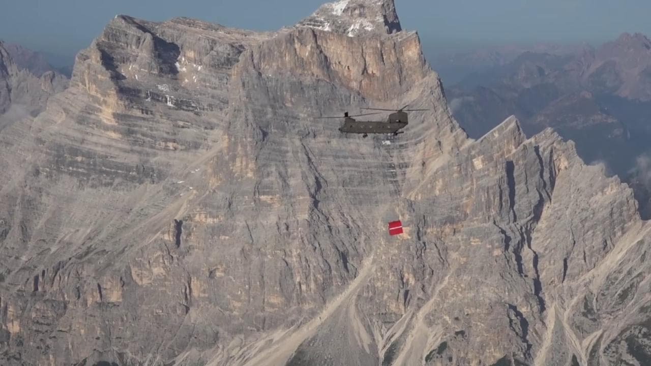 Posizionato un nuovo bivacco sulla cima del monte Pelmo: la dedica 2800 metri ai soccorritori morti nel 2011