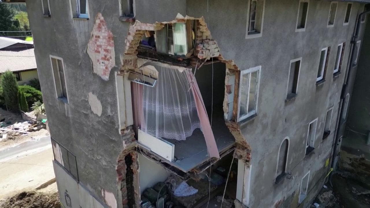 Maltempo in Europa Centrale, l'inondazione distrugge la facciata di una casa: le immagini dal drone