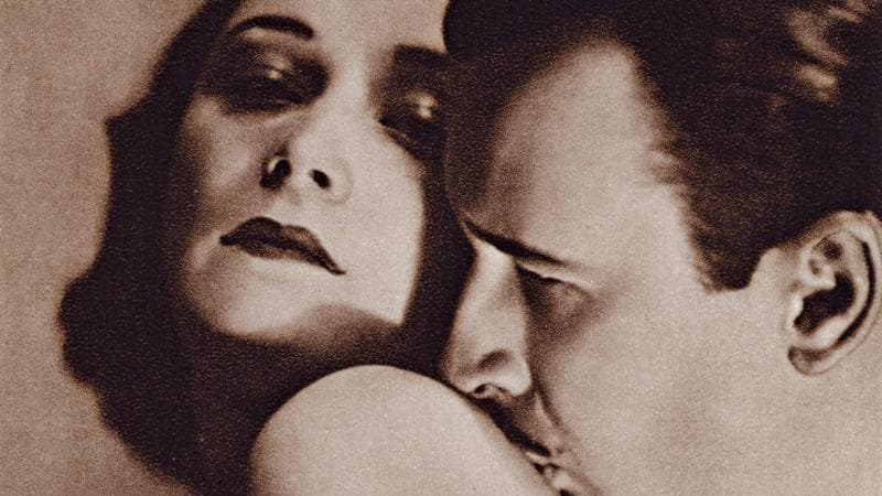 The Kiss, fotografia in bianco&nbsp;e nero di Yva, pseudonimo&nbsp;di Else Neul&auml;nder-Simon
