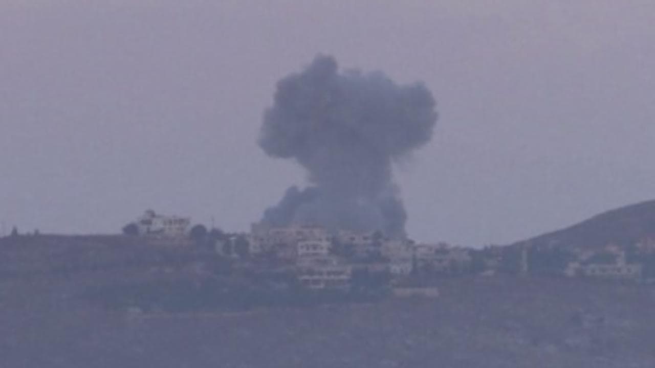 Decine di attacchi aerei israeliani in Libano: le colonne di fumo all'alba