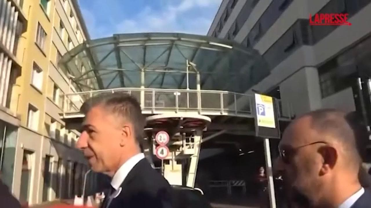 Processo Cecchettin, l'arrivo del papà di Giulia accompagnato dagli avvocati: sul petto la spilla "Vola in alto Giulia"