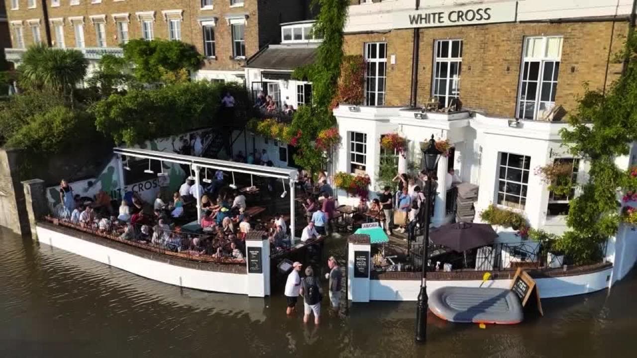 Il pub di Londra sul Tamigi che si allaga ogni settimana . I clienti: "Birra fredda e acqua alle ginocchia, col caldo è il massimo"