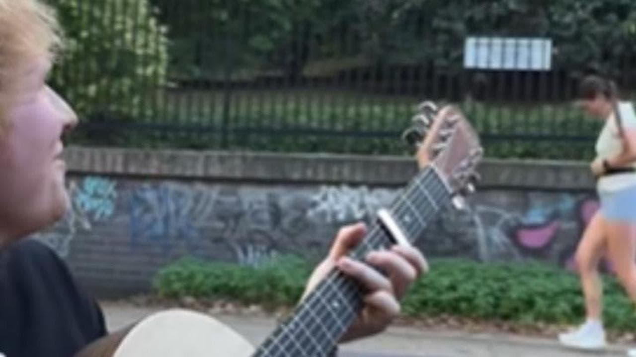 "Che canzone vuoi?". Ed Sheeran e la serenata improvvisata per la giovane fan