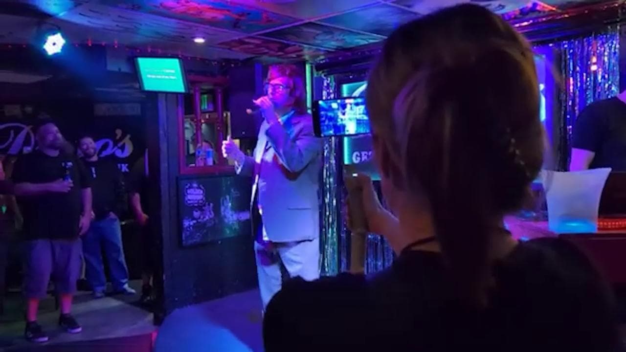 Sorpresa a Las Vegas, Chris Martin si traveste al karaoke per il nuovo singolo dei Coldplay