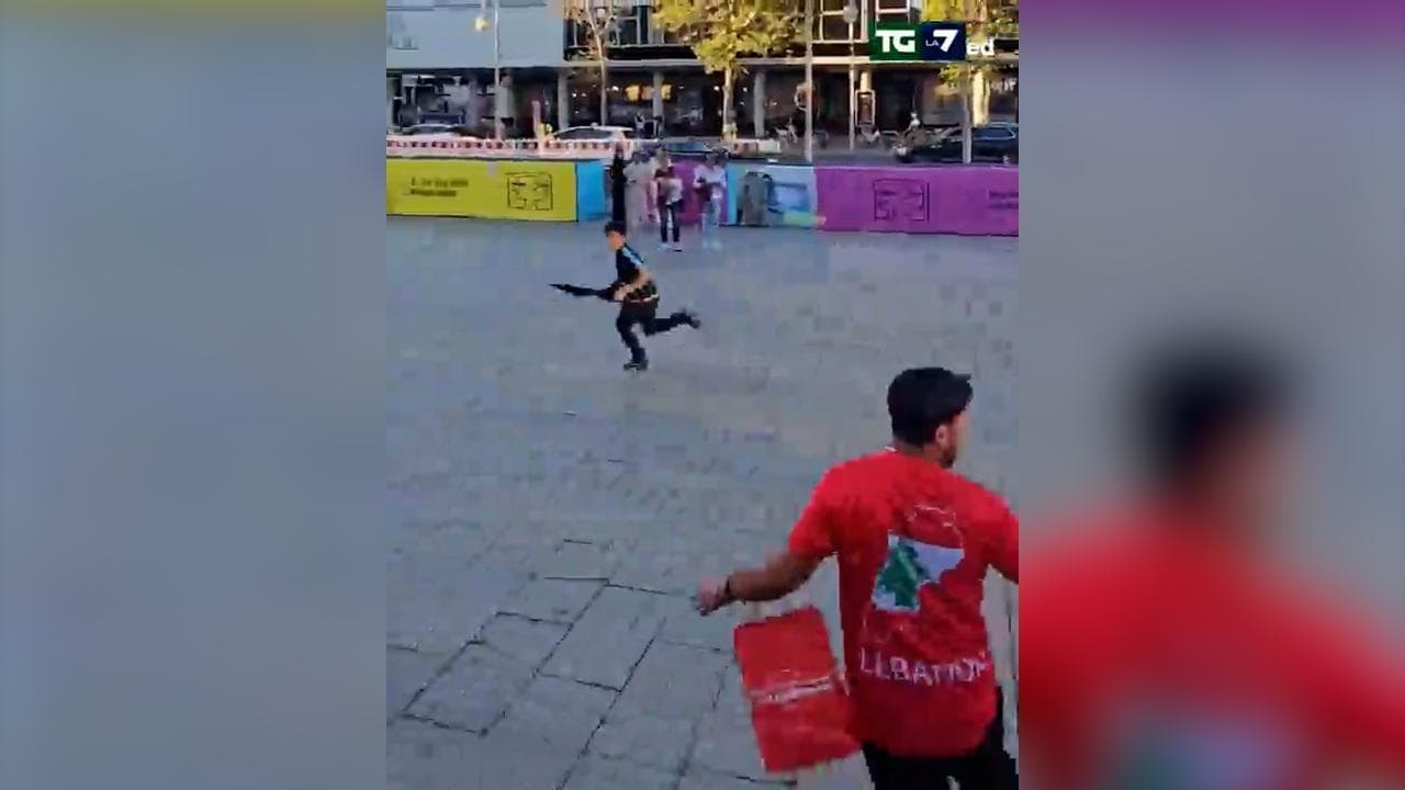 Bambino sventola la bandiera palestinese: inseguito e fermato dalla polizia a Berlino