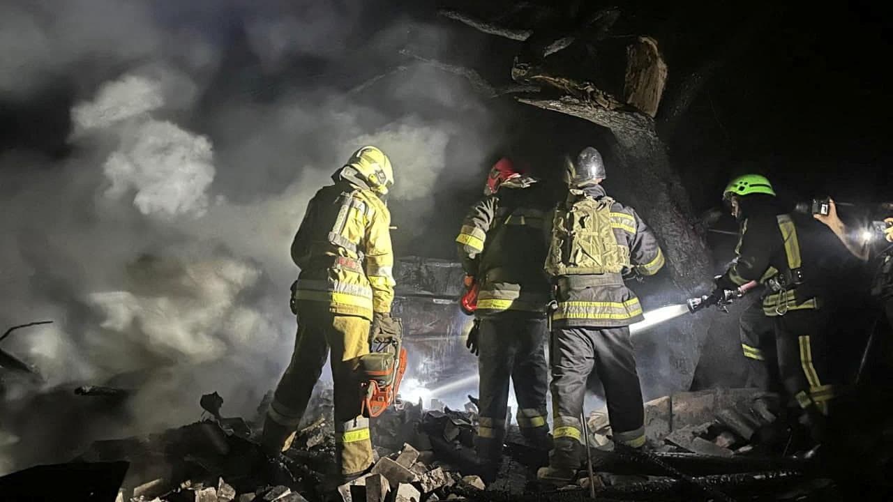 Attacco russo su Zaporizhzhia: vigili del fuoco tra le macerie per spegnere le fiamme