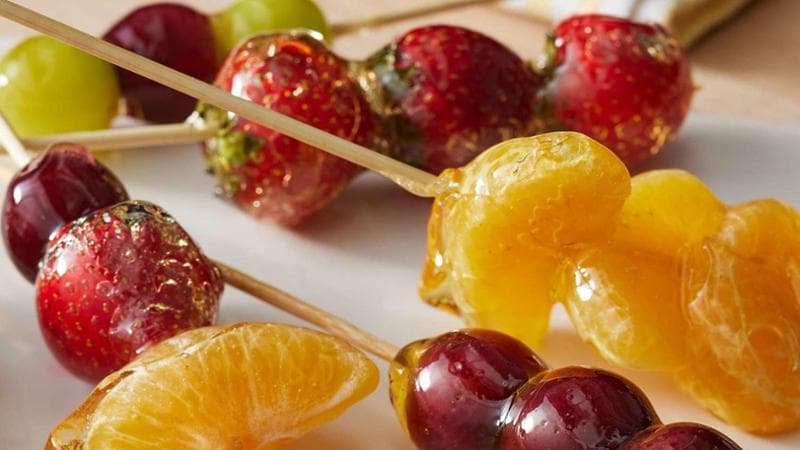 L’ultima challenge su Tik Tok: la frutta vetrificata con lo zucchero che ustiona