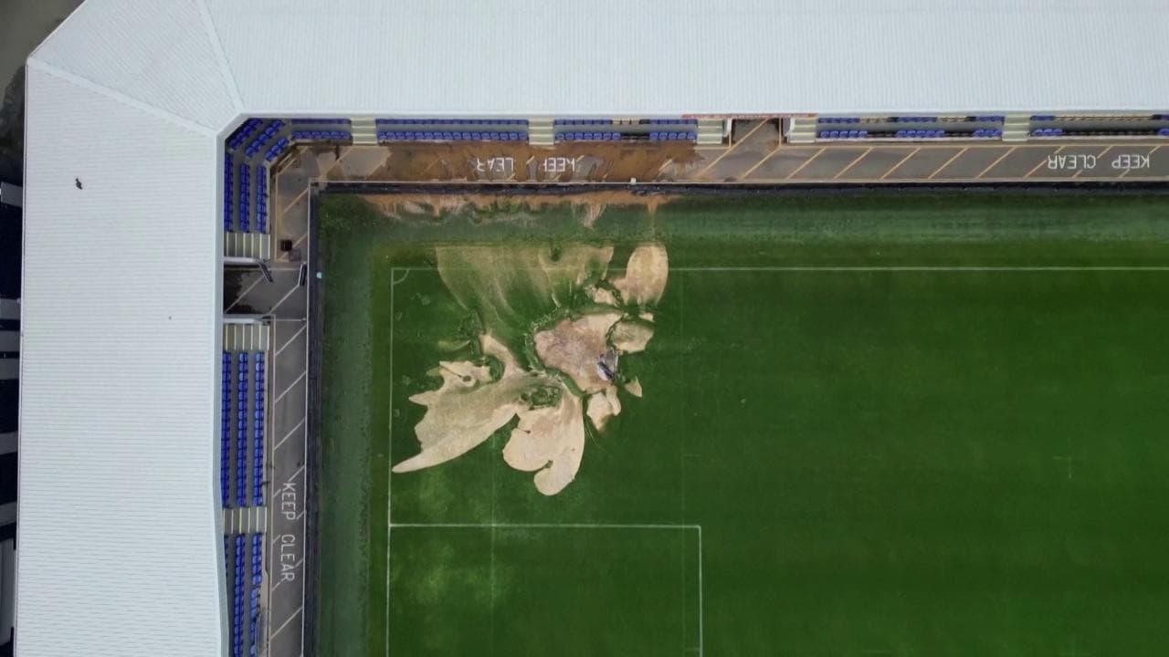 La  voragine per le forti piogge nello stadio della squadra dell'AFC Wimbledon: rinviato il match con il Newcastle