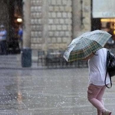Previsioni meteo, treno di perturbazioni verso l’Italia: tanta pioggia al Cento-Nord, caldo al Sud