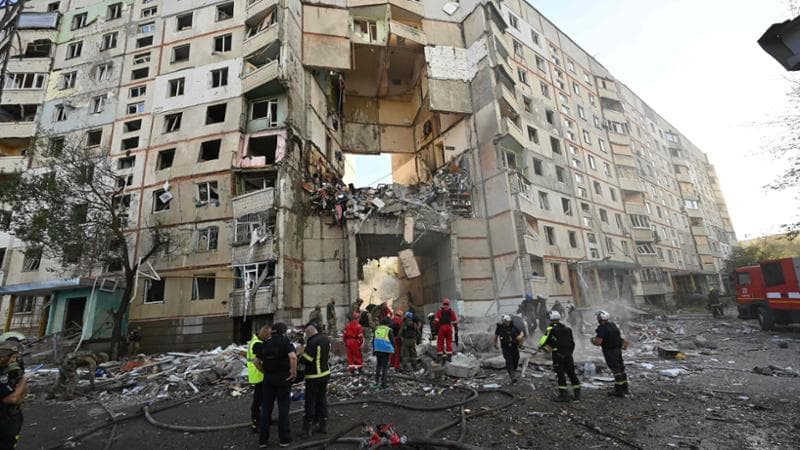 Soccorsi a Kharkiv dopo un raid russo
