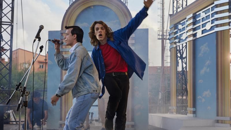 Elia Nuzzolo (a sinistra) e Matteo Oscar Giuggioli in una scena di Hanno ucciso l’uomo ragno, dall’11 ottobre su Sky e Now. (Lucia Iuorio)