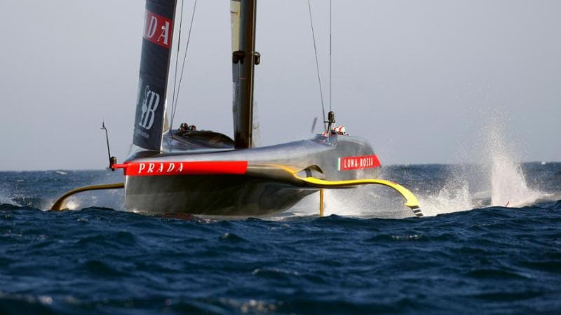 Luna Rossa vola oltre i 100 all’ora, ma Ineos risponde ed è 1-1. Spithill: “Sono loro i favoriti”