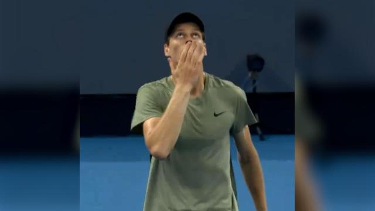 Jannik Sinner agli Atp di Pechino, dopo la vittoria il bacio verso il cielo per la zia Margith