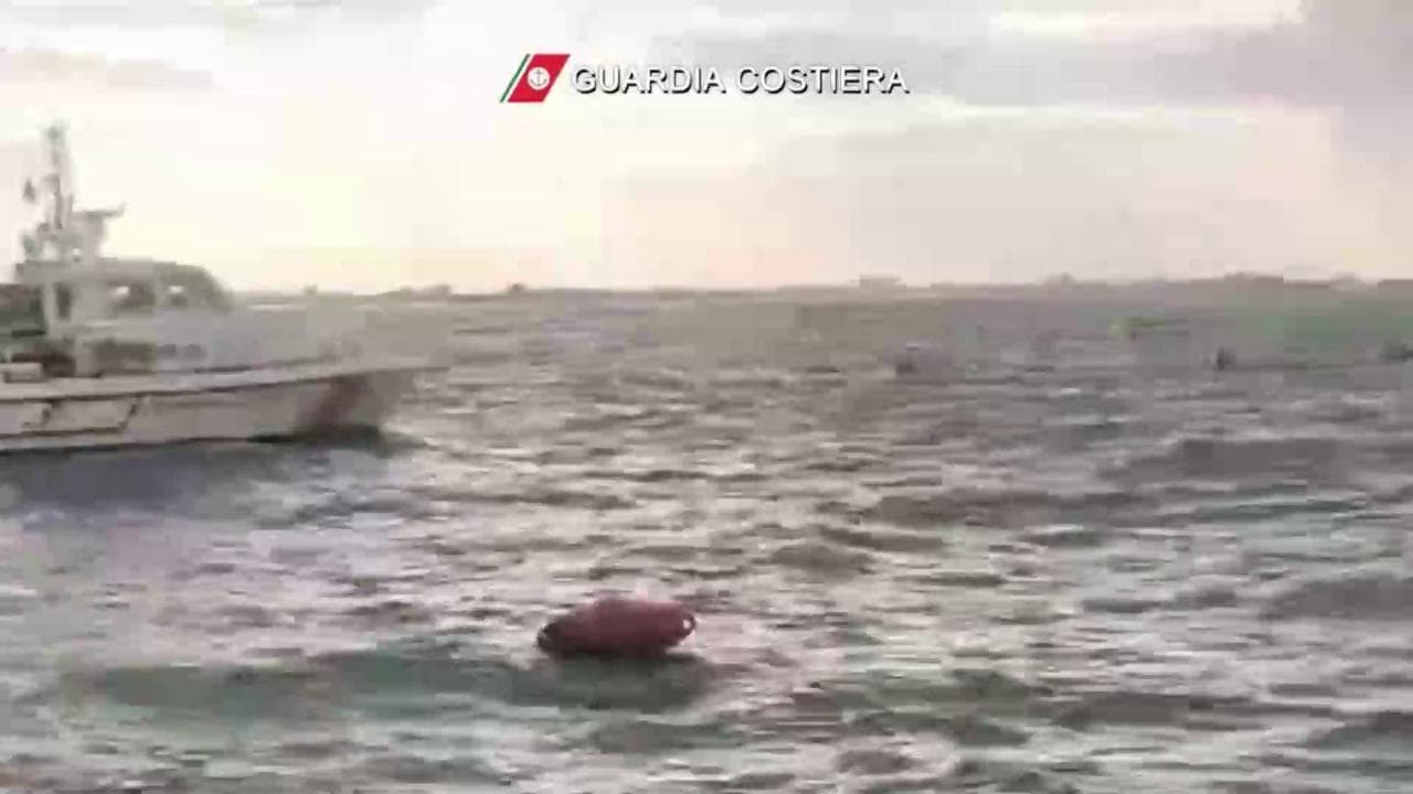 Ravenna, la barca si capovolge: la Guardia Costiera salva tre persone