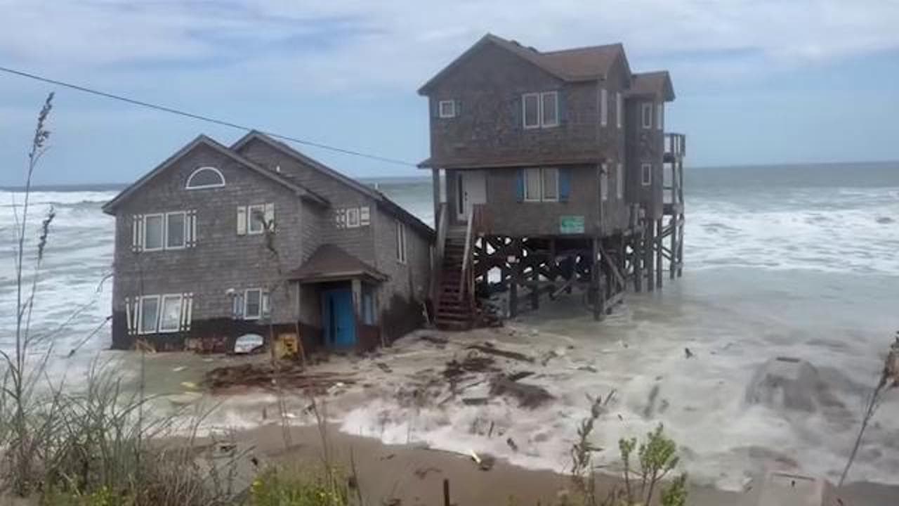 Usa, casa travolta dalle onde dell'oceano: il momento del crollo