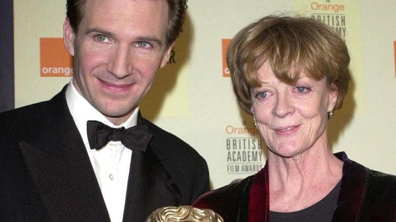 Ralph Fiennes consegna a Maggie Smith il Bafta come migliore attrice non protagonista per il film di Franco Zeffirelli 'Un tè con Mussolini' (2000)