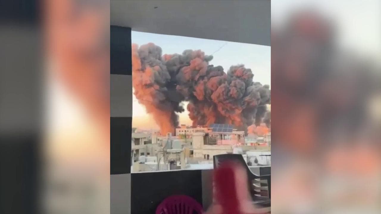 Libano, bombe su Beirut: esplosioni devastanti nel quartiere di Hezbollah - il video