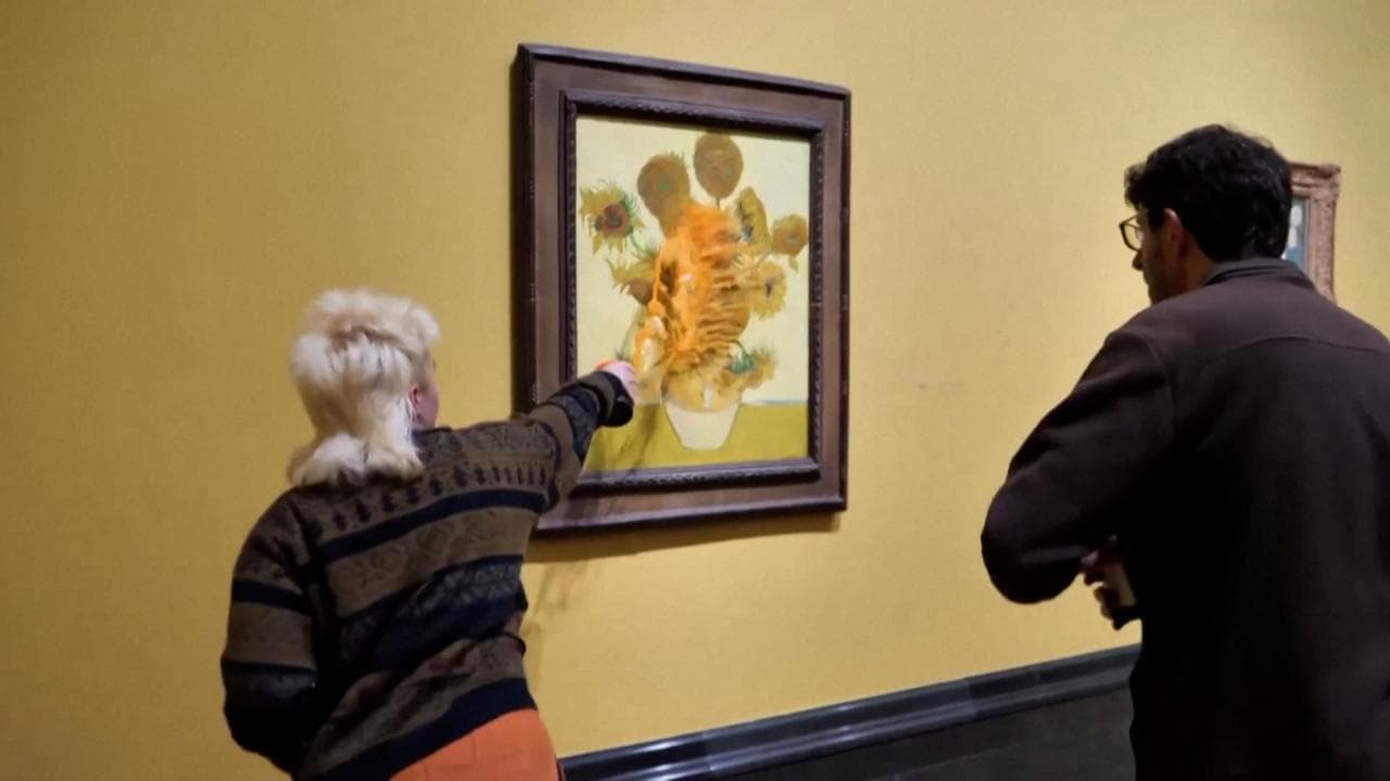 "Just Stop Oil": gli ambientalisti imbrattano i Girasoli di Van Gogh a Londra