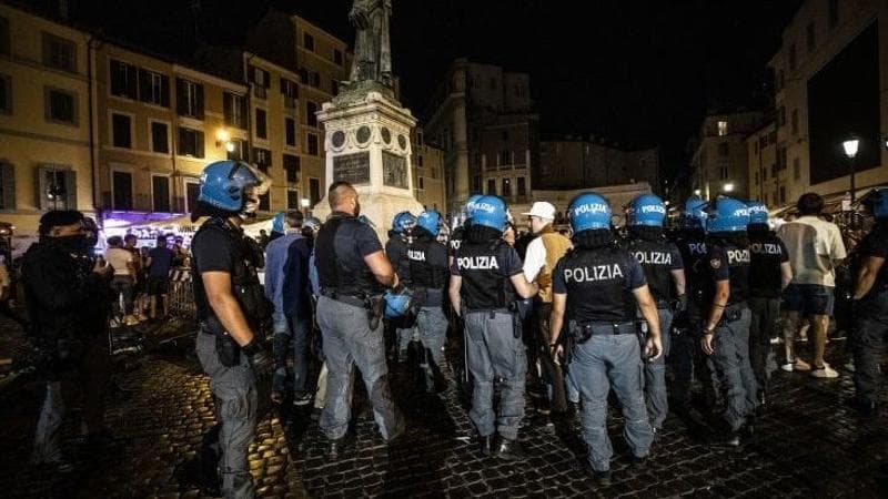 Agenti della Polizia in un servizio di ordine pubblico a Roma