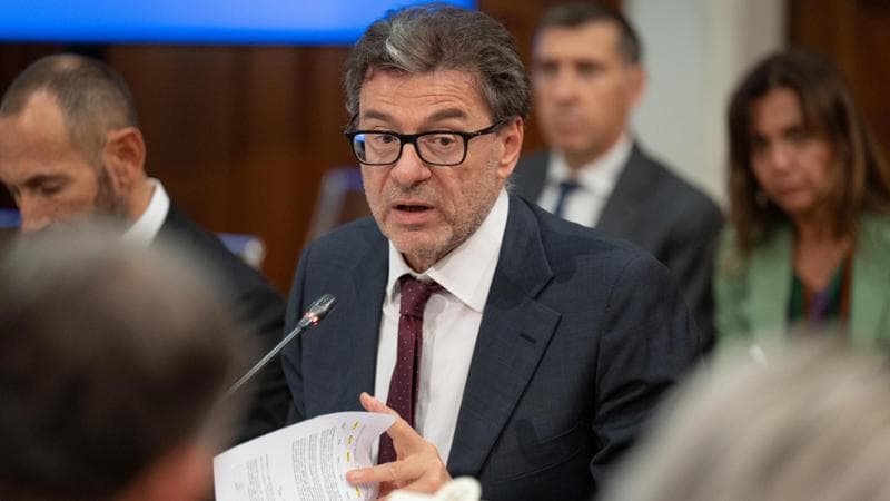 Stretta da 12 miliardi per sette anni. Giorgetti: “Ora manovra correttiva”