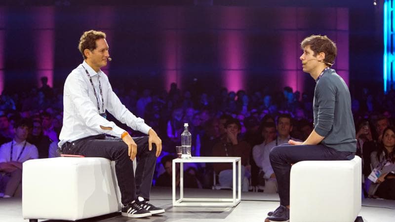 A sinistra John Elkann e a destra Sam Altman
