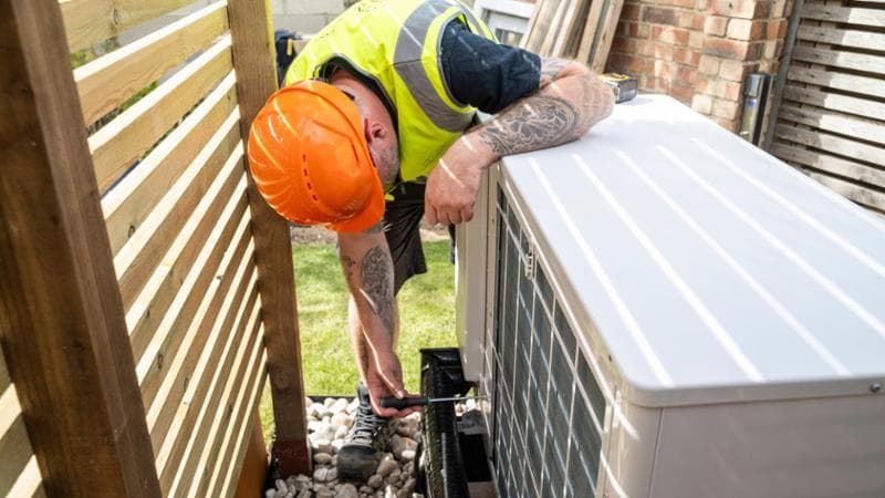 Crollano le vendite delle pompe di calore in Europa: “Prezzi del gas bassi e incentivi in calo spingono verso le vecchie caldaie, Green Deal a rischio”