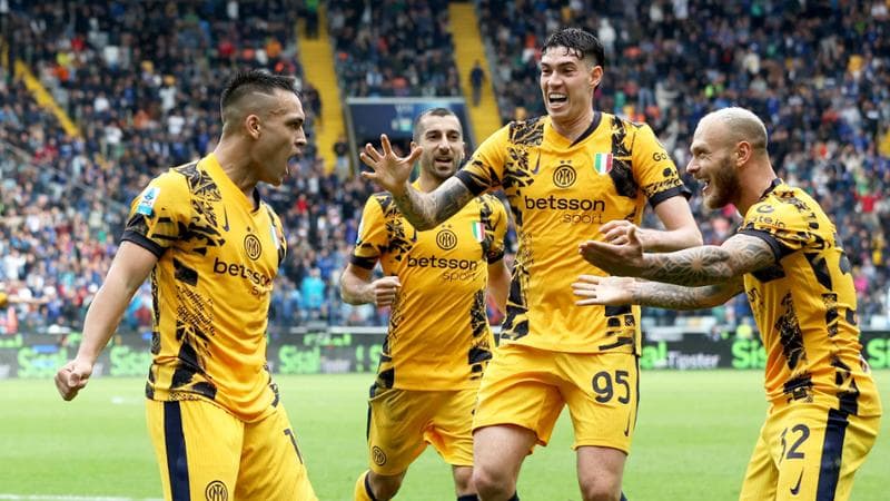 Lautaro Martinez festeggiato dai compagni