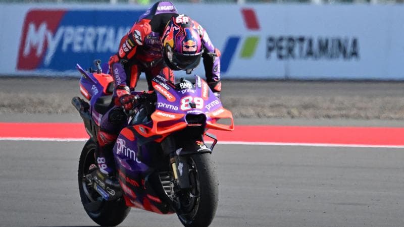 Jorge Martin esulta dopo aver tagliato il traguardo