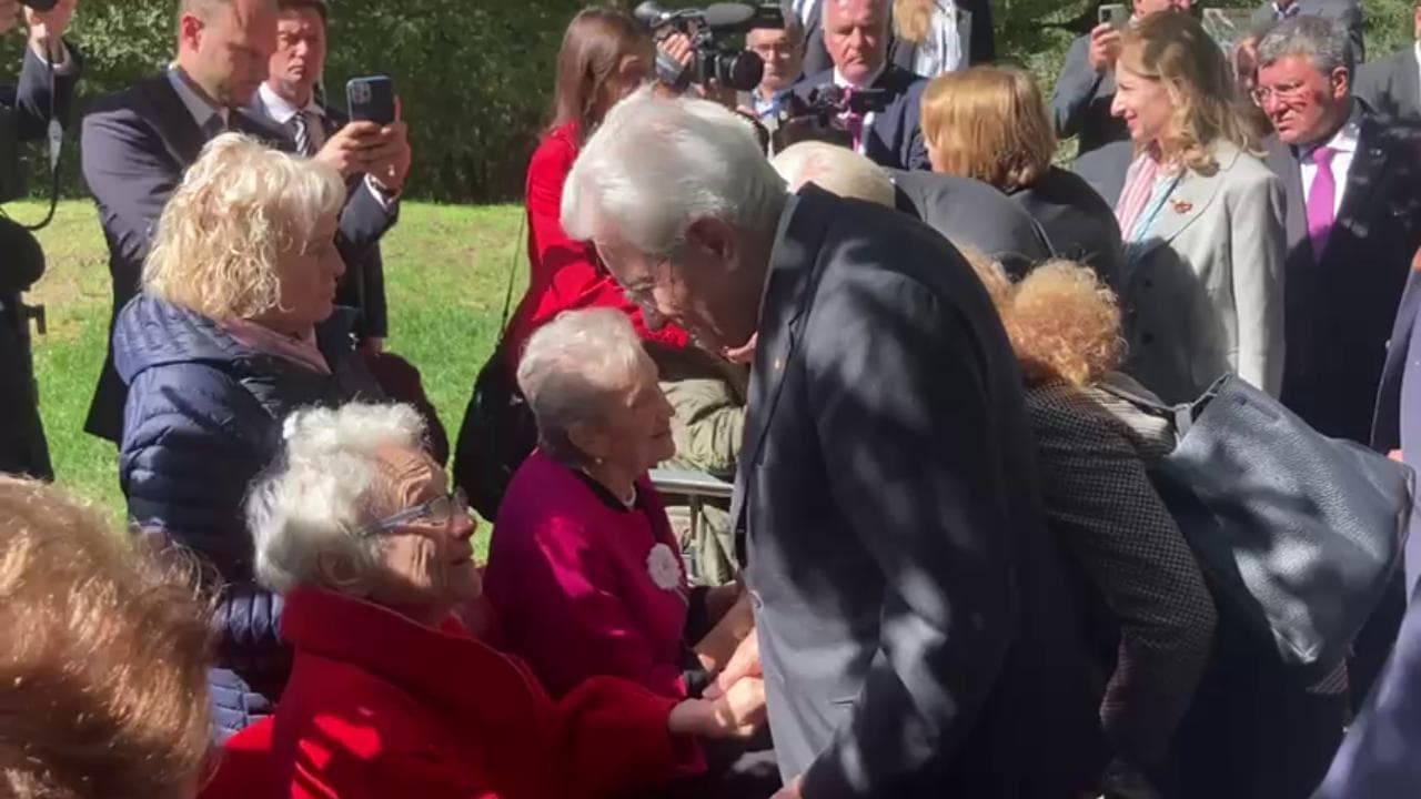 Marzabotto, l'emozionante abbraccio dei presidenti Mattarella e Steinmeier ai sopravvissuti