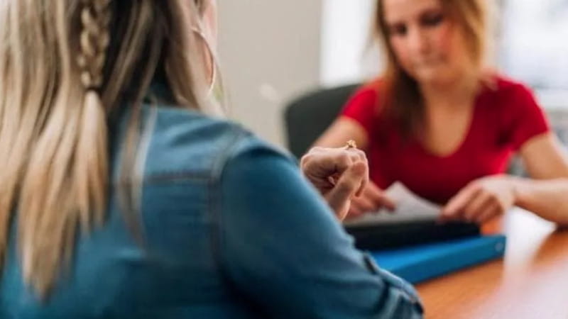 Sale il bonus psicologo, due milioni di euro in più per il 2024. Via libera all’emendamento del Pd
