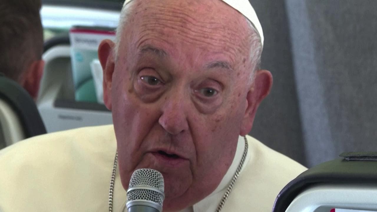 Aborto, Papa Francesco: "I medici che lo praticano sono dei sicari"
