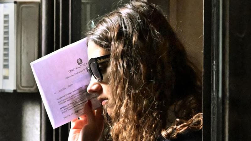 Chiara Petrolini all'uscita dal tribunale (foto Marco Vasini)
