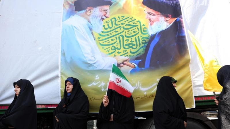 Teheran (Iran), 27 settembre: alcune donne davanti a un manifesto con l'ayatollah Ali Khamenei e Hassan Nasrallah