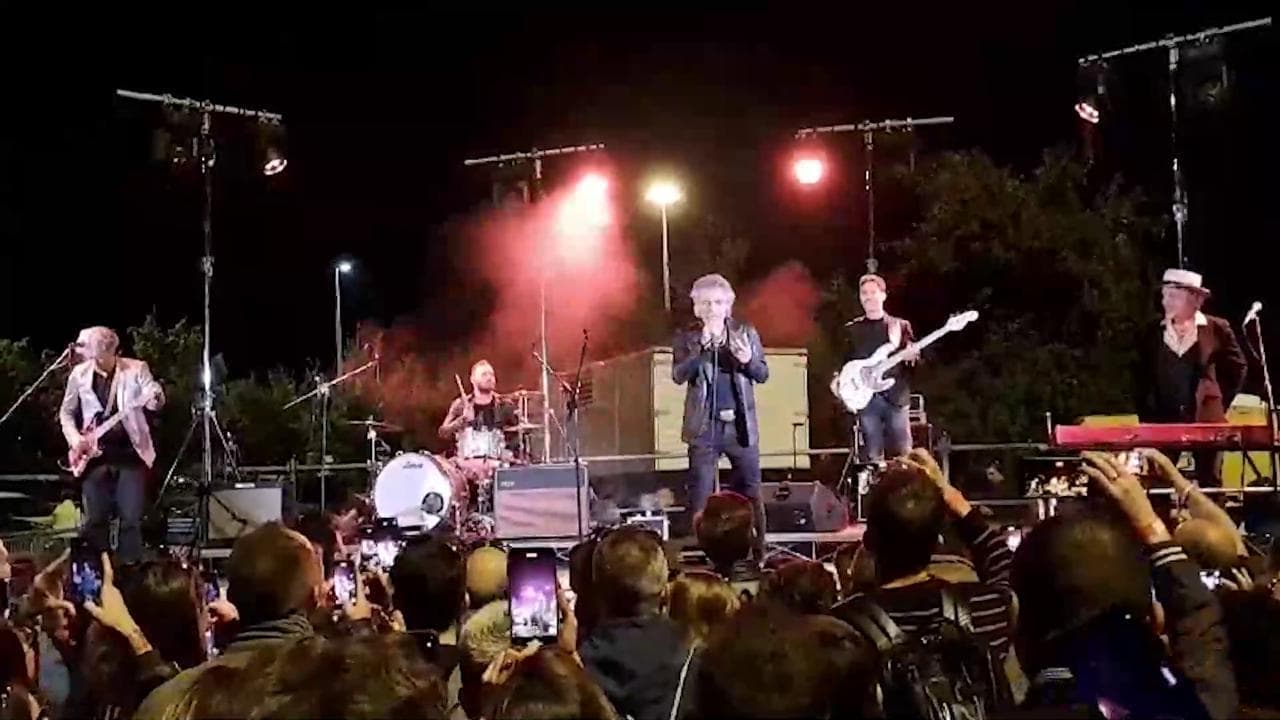 Ligabue, concerto all'autogrill e l'annuncio a sorpresa: "Il 21 giugno 2025 torno a Campovolo"