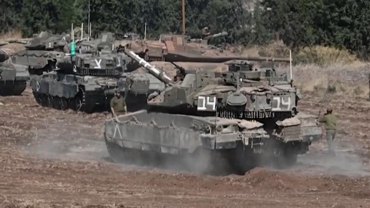 Israele, i carri armati pronti a entrare in Libano: le immagini al confine